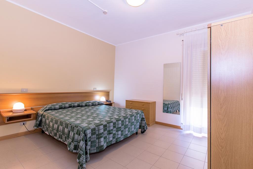 Hotel Residence Ulivi E Palme กาญารี ภายนอก รูปภาพ