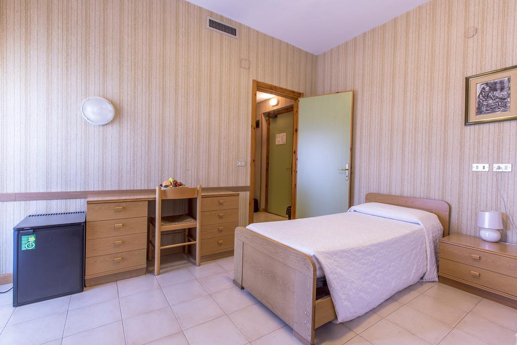 Hotel Residence Ulivi E Palme กาญารี ภายนอก รูปภาพ