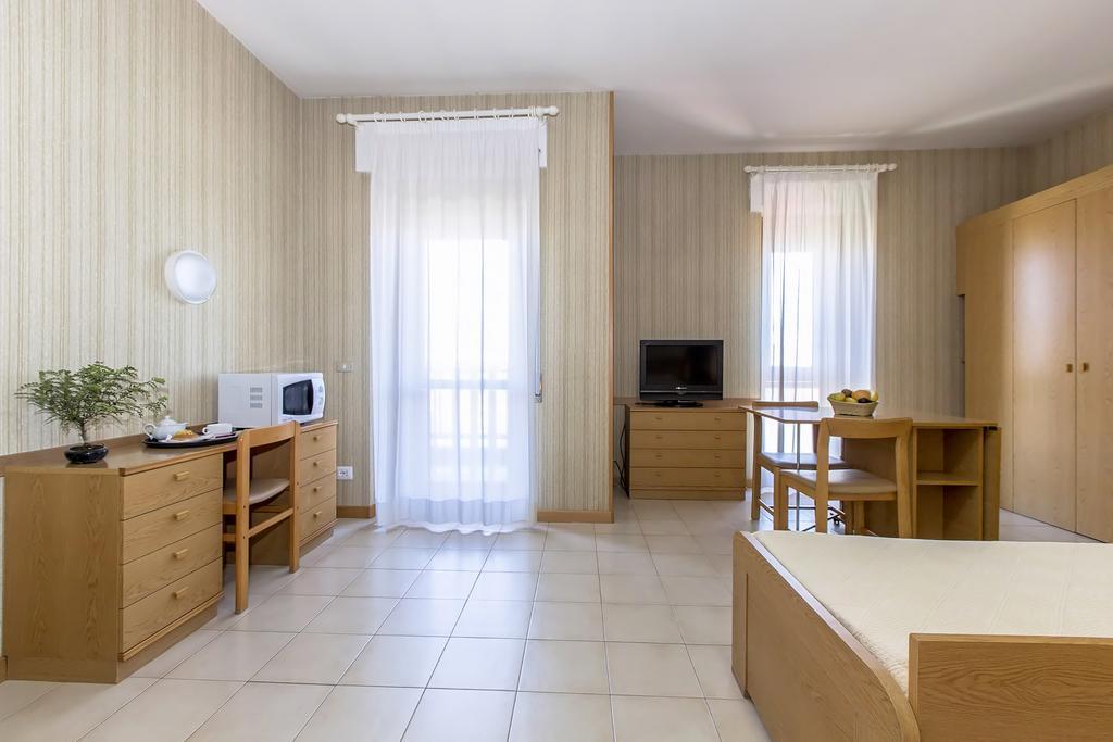 Hotel Residence Ulivi E Palme กาญารี ภายนอก รูปภาพ