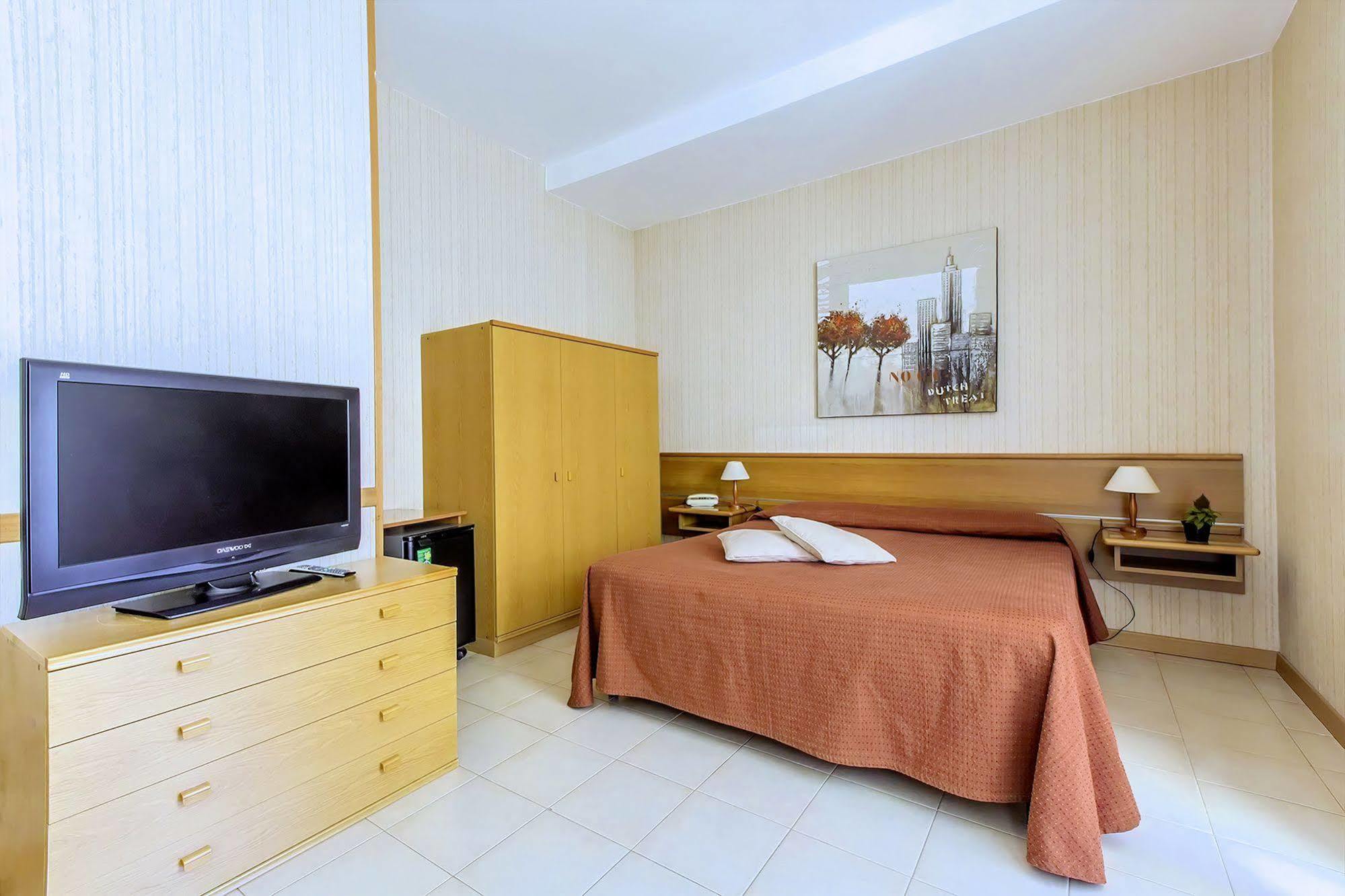 Hotel Residence Ulivi E Palme กาญารี ภายนอก รูปภาพ