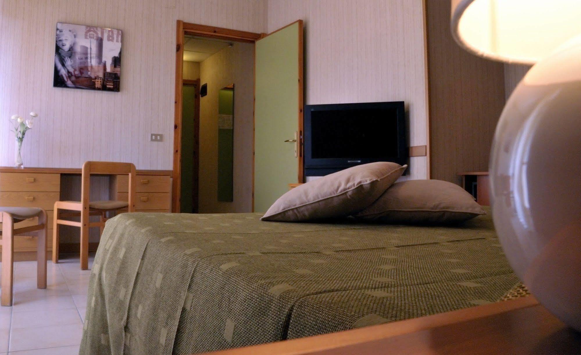 Hotel Residence Ulivi E Palme กาญารี ภายนอก รูปภาพ