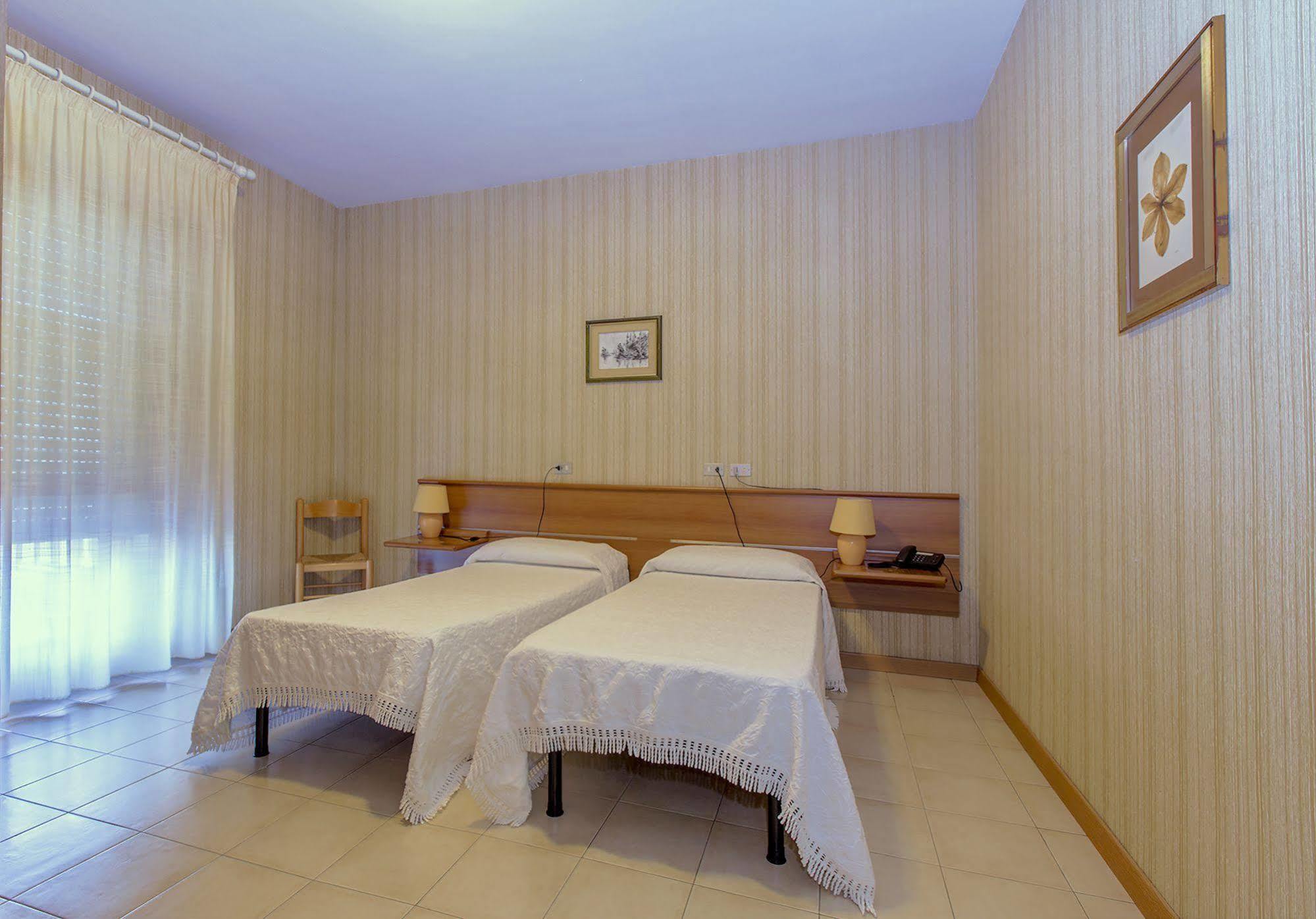 Hotel Residence Ulivi E Palme กาญารี ภายนอก รูปภาพ