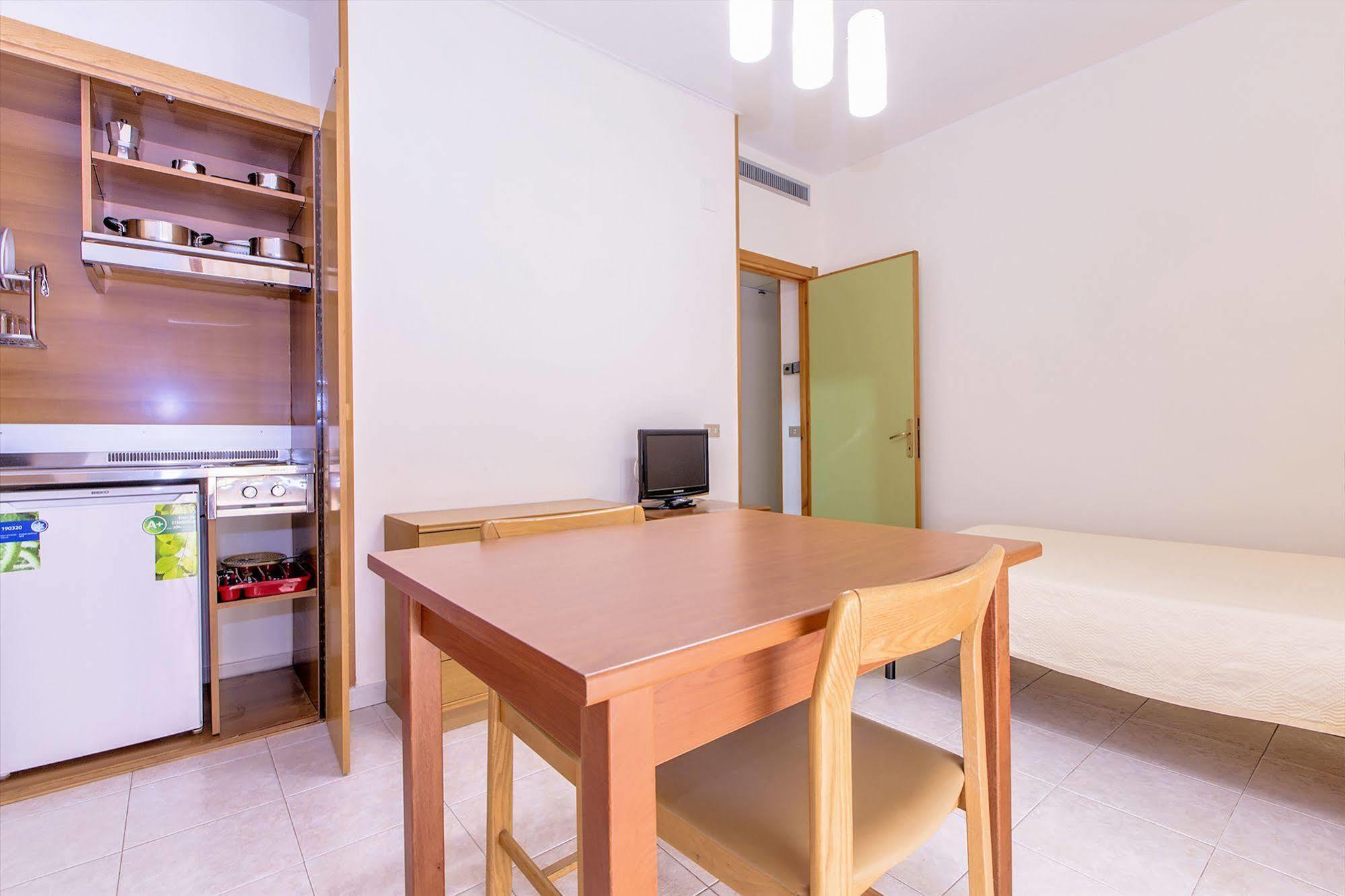 Hotel Residence Ulivi E Palme กาญารี ภายนอก รูปภาพ
